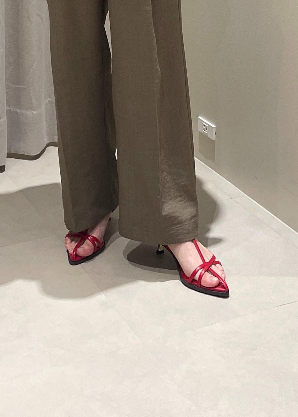 ブラック系のTシャツ/カットソー、シルバー系のショルダーバッグ、レッド系のサンダルを着用したレディースの春コーディネートの9枚目の写真