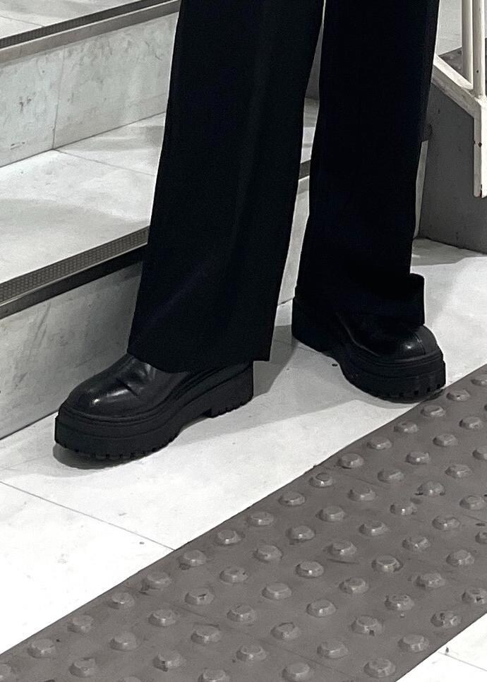 ブラック系のブーツ、ホワイト系のショルダーバッグ、ホワイト系のスウェットを着用したレディースの秋コーディネートの9枚目の写真