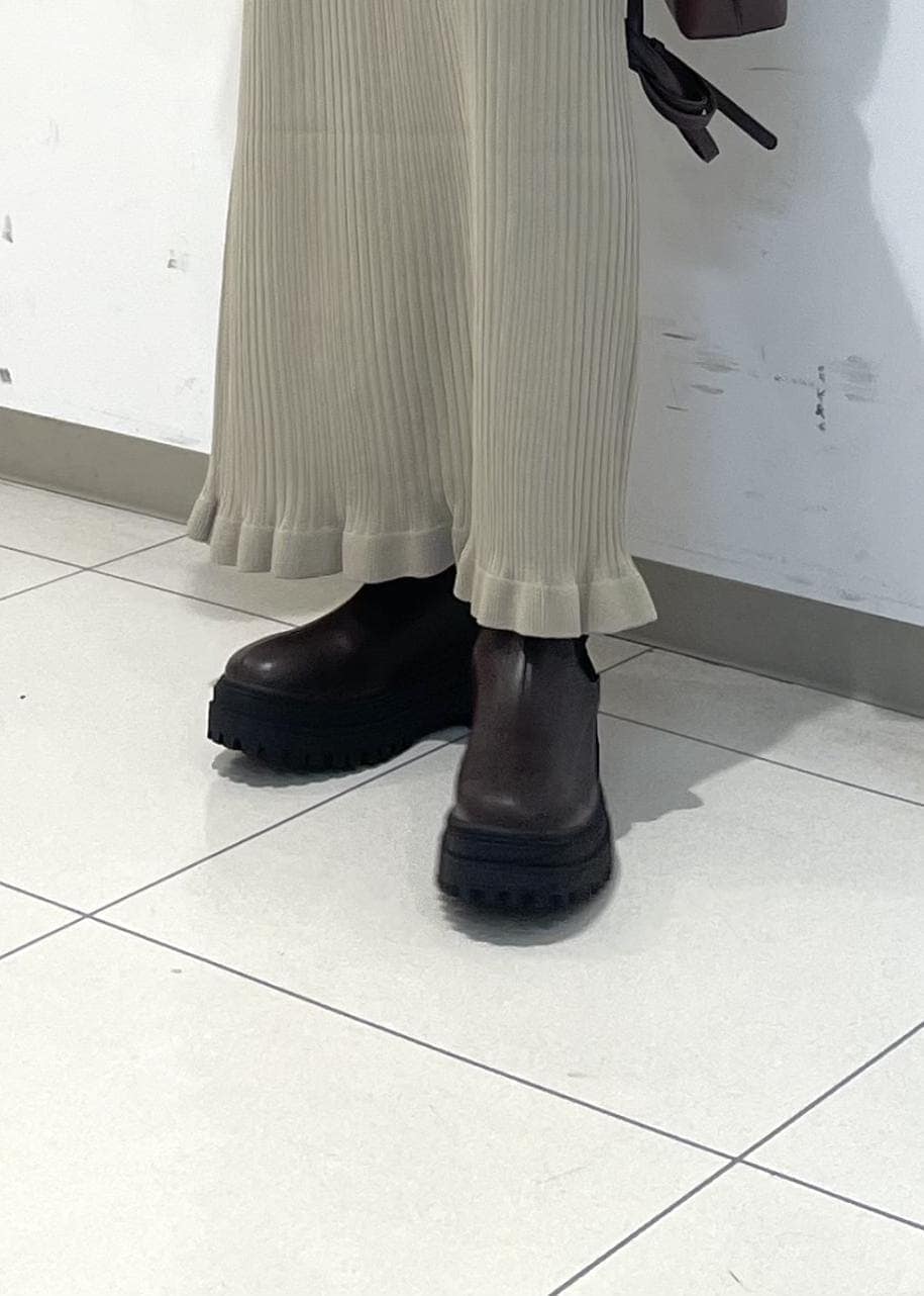 「ワンピ、ビスチェ、ビスチェコーデ、秋服、秋服コーデ、ジャケット、ジャケットコーデ、ジャケットスタイル、厚底、厚底ブーツ、ベージュ、ブラウン、ミニバッグ、初秋コーデ、秋コーデ」｜「VISの【2WAY】ひねり金具ワンハンドルミニショルダーバッグ（ショルダーバッグ、ブラウン系）」を使った、akariさん（レディース・161cm）の秋コーディネートの8枚目の写真