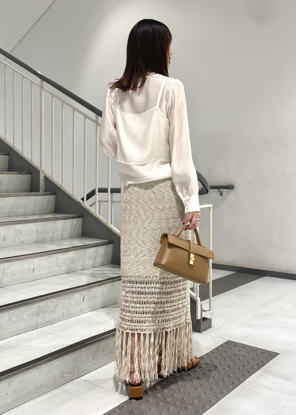 イエロー系のショルダーバッグ、イエロー系のサンダル、ホワイト系のシャツ/ブラウスを着用したレディースの春コーディネートの4枚目の写真