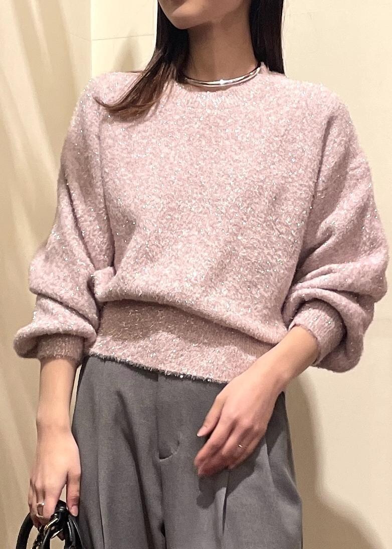ブラック系のブーツ、グレー系のスラックス、ピンク系のニット/セーターを着用したレディースの冬コーディネートの3枚目の写真