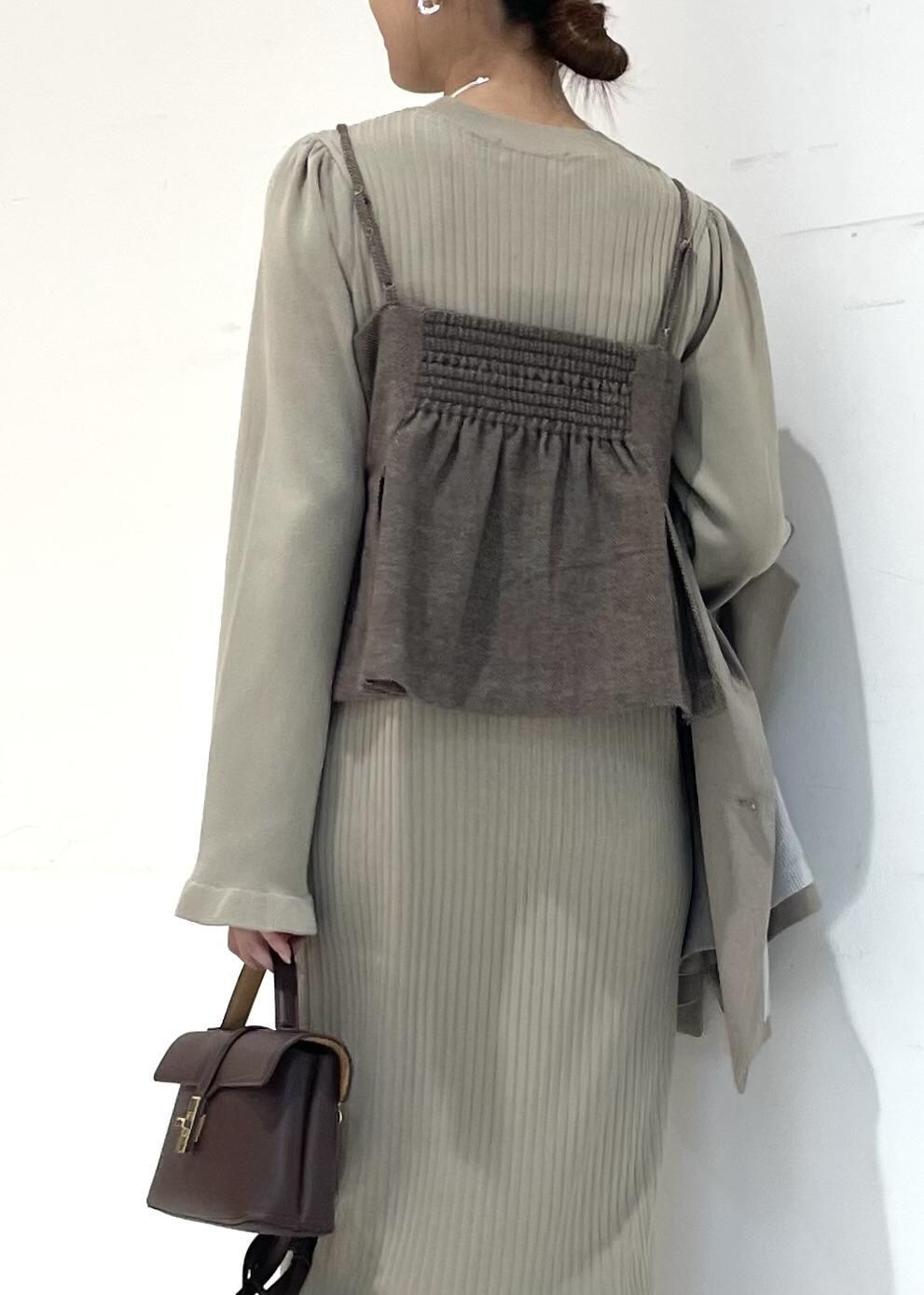 「ワンピ、ビスチェ、ビスチェコーデ、秋服、秋服コーデ、ジャケット、ジャケットコーデ、ジャケットスタイル、厚底、厚底ブーツ、ベージュ、ブラウン、ミニバッグ、初秋コーデ、秋コーデ」｜「VISの【2WAY】ひねり金具ワンハンドルミニショルダーバッグ（ショルダーバッグ、ブラウン系）」を使った、akariさん（レディース・161cm）の秋コーディネートの4枚目の写真