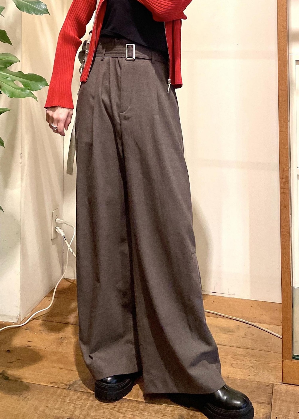 ブラック系のキャミソール、ブラック系のブーツ、レッド系のカーディガン/ボレロを着用したレディースの秋コーディネートの6枚目の写真