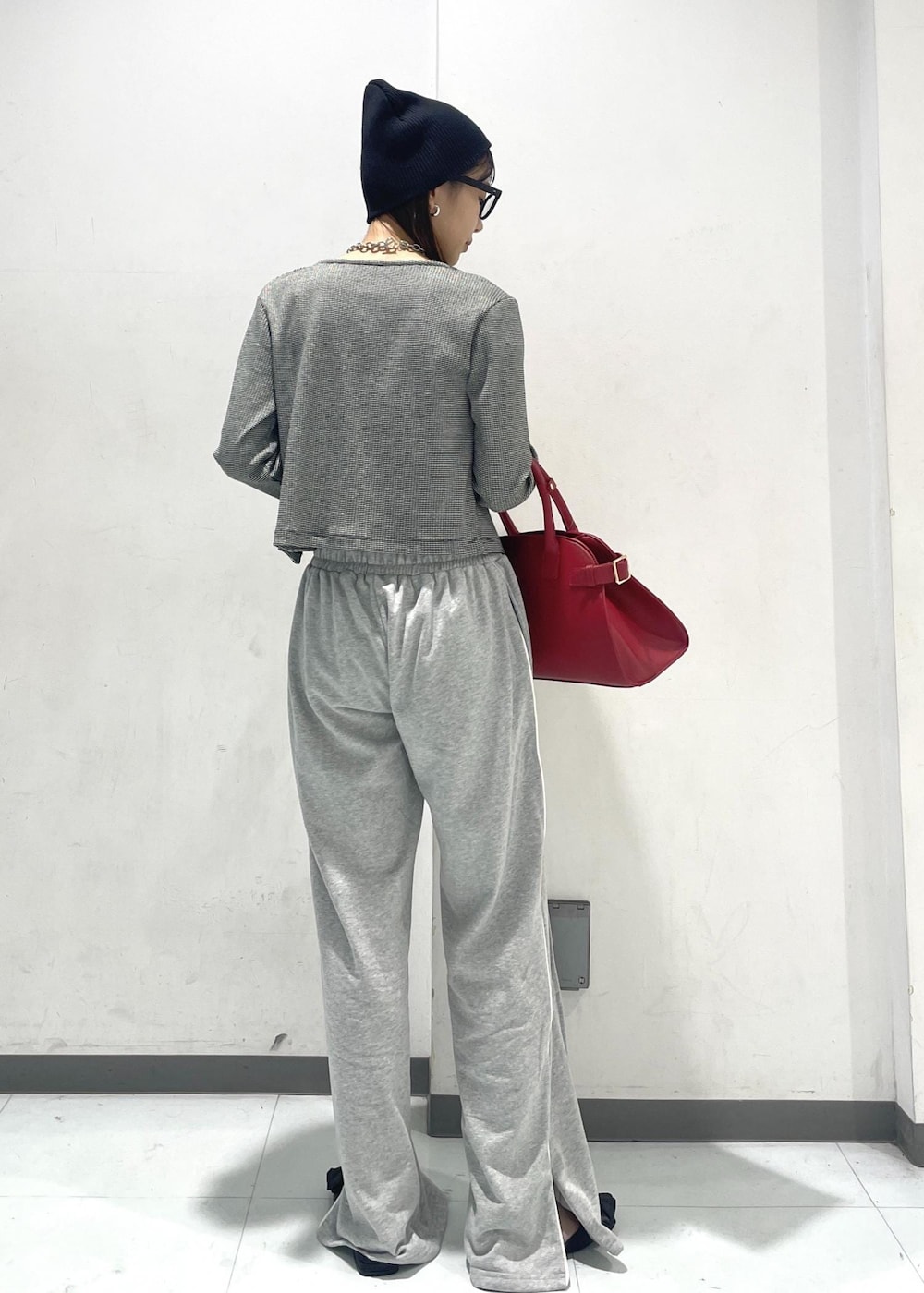 ブラック系のサンダル、ブラック系のアンサンブル、グレー系のその他パンツを着用したレディースの夏コーディネートの2枚目の写真