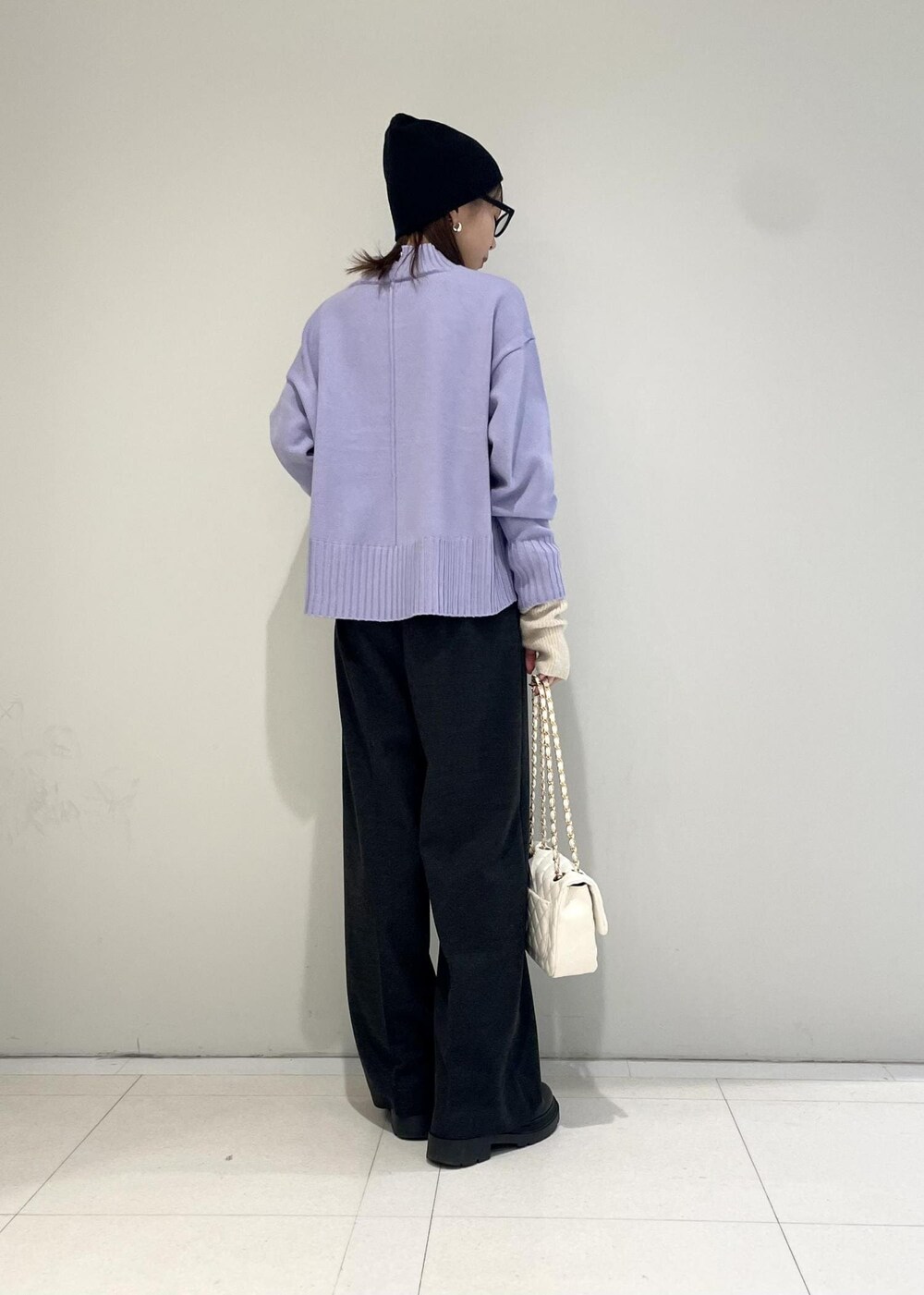 ホワイト系のショルダーバッグ、パープル系のニット/セーター、グレー系のスラックスを着用したレディースの秋コーディネートの3枚目の写真