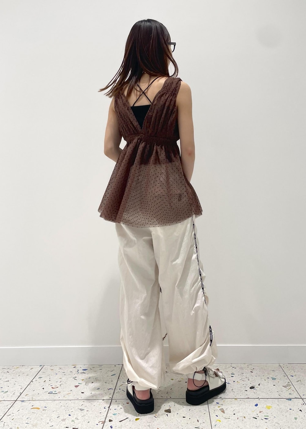 ブラック系のショルダーバッグ、ホワイト系のその他パンツ、ホワイト系のサンダルを着用したレディースの春コーディネートの3枚目の写真