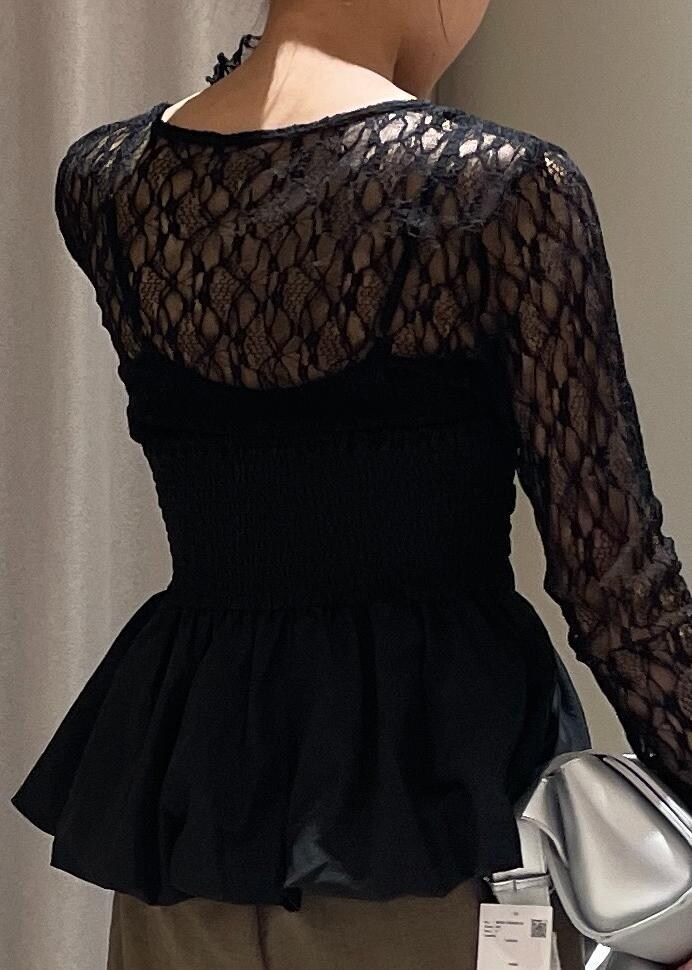 ブラック系のTシャツ/カットソー、シルバー系のショルダーバッグ、レッド系のサンダルを着用したレディースの春コーディネートの6枚目の写真