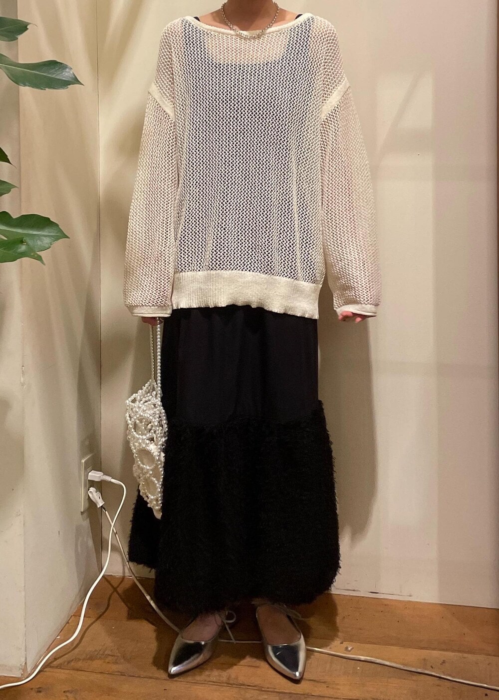 シルバー系のパンプス、ホワイト系のハンドバッグ、ホワイト系のニット/セーターを着用したレディースの夏コーディネートの6枚目の写真