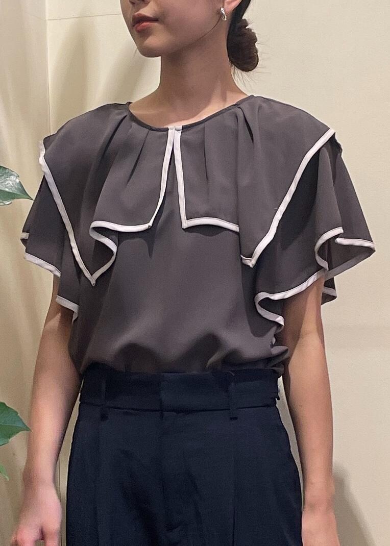 ブルー系のスラックス、グレー系のシャツ/ブラウス、シルバー系のパンプスを着用したレディースの秋コーディネートの3枚目の写真