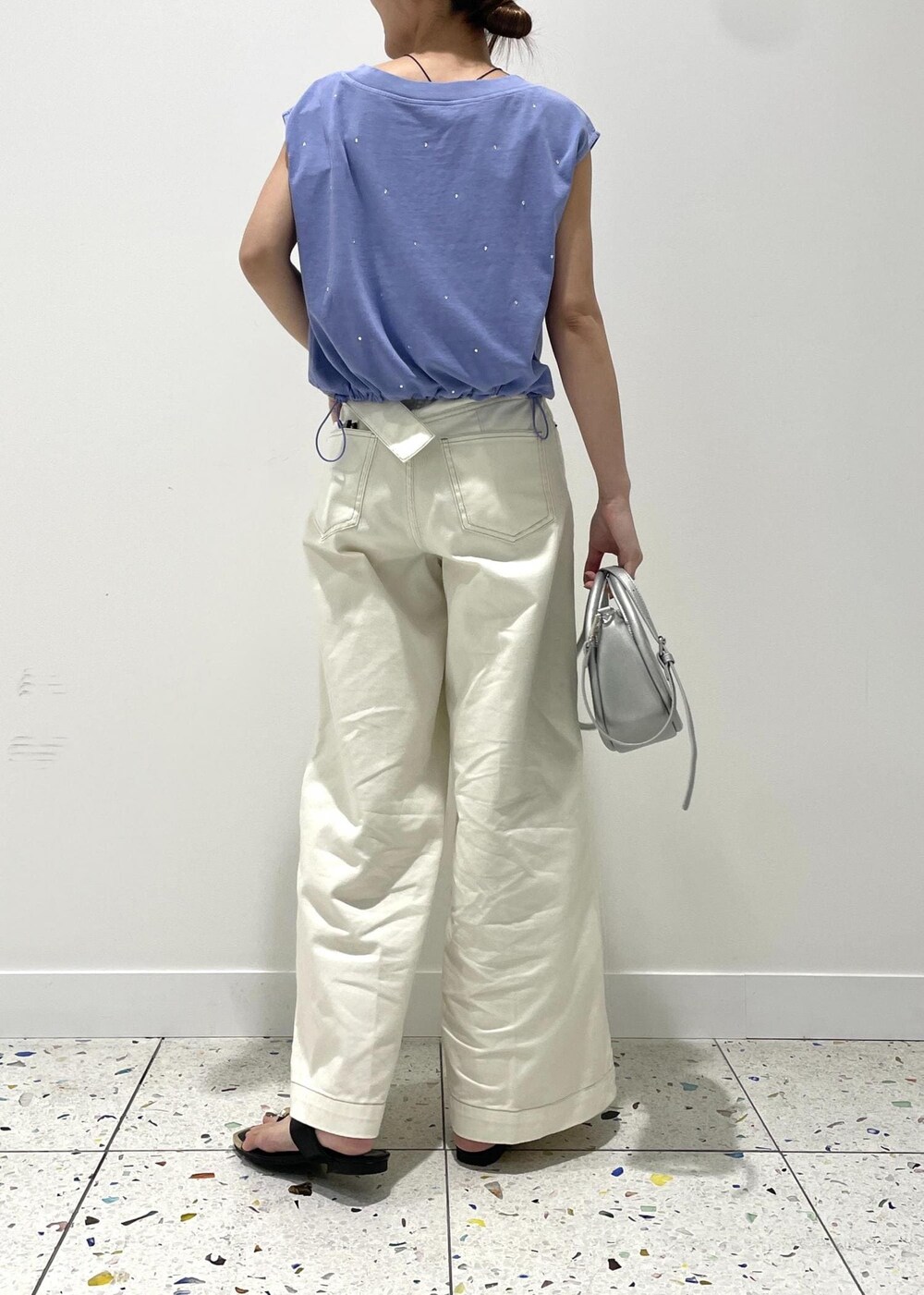 ベージュ系のサンダル、ブルー系のTシャツ/カットソー、ホワイト系のデニムパンツを着用したレディースの夏コーディネートの3枚目の写真