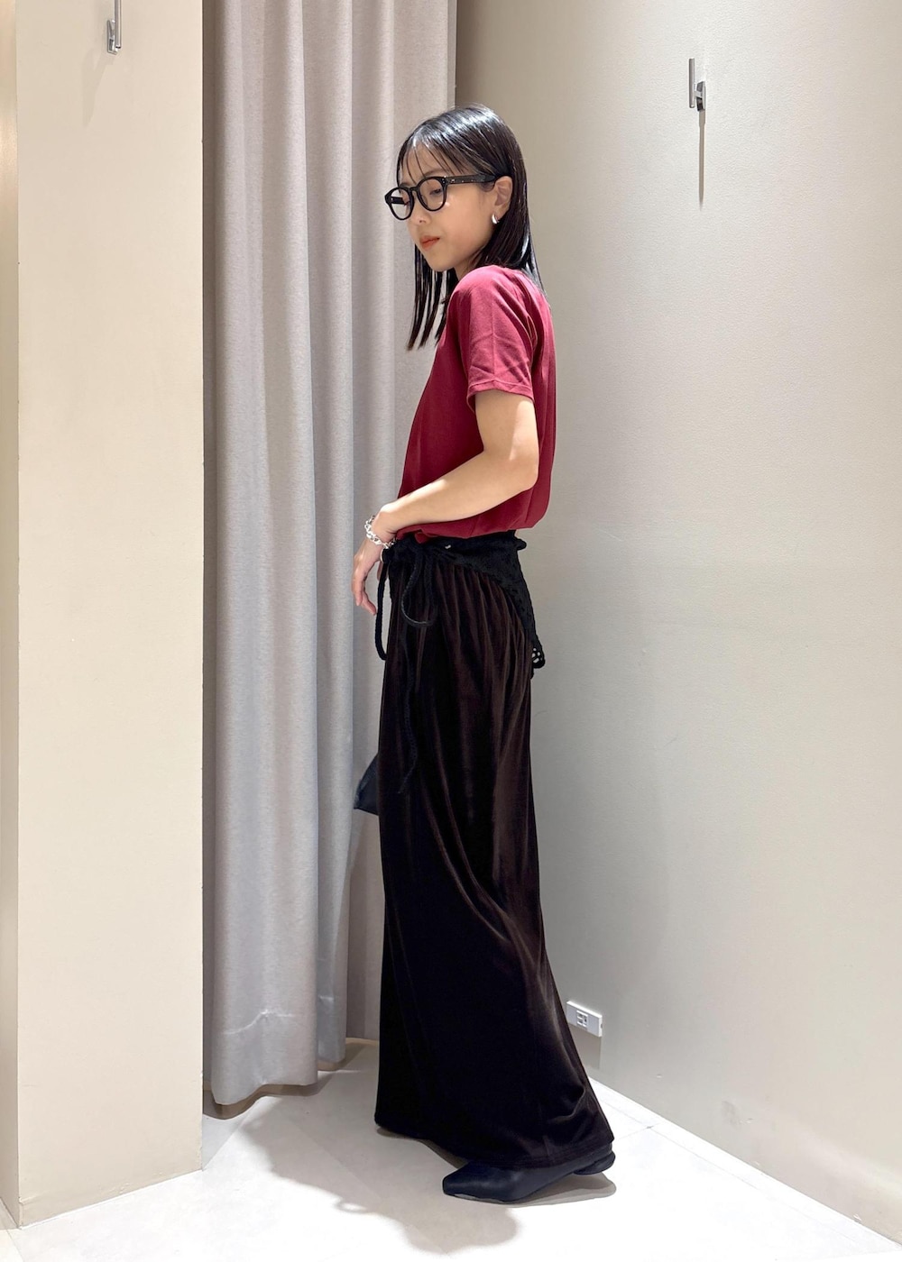 ブラック系のショルダーバッグ、ブラック系のパンプス、レッド系のTシャツ/カットソーを着用したレディースの夏コーディネートの2枚目の写真