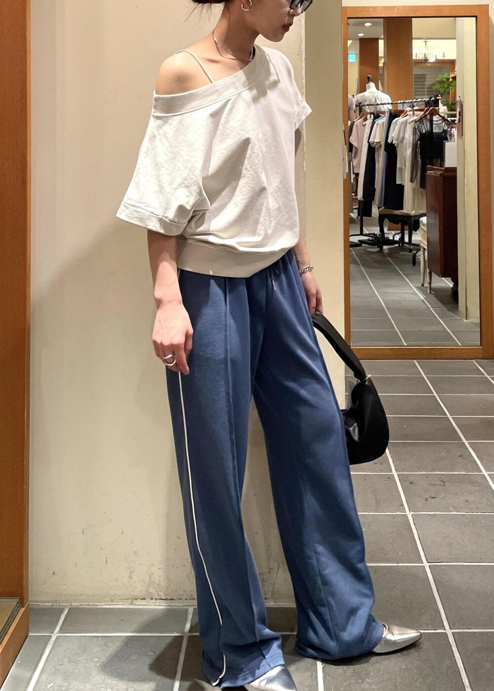 シルバー系のパンプス、ベージュ系のTシャツ/カットソー、ブルー系のその他パンツを着用したレディースの夏コーディネートの4枚目の写真