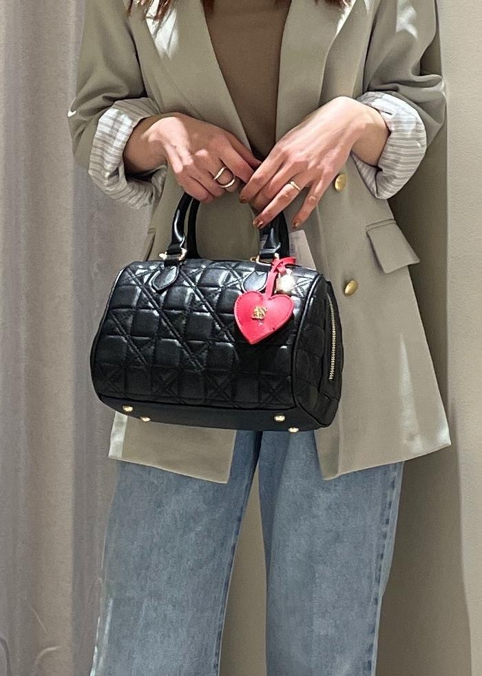 ベージュ系のキャミソール、グリーン系のテーラードジャケット、ブルー系のデニムパンツを着用したレディースの春コーディネートの8枚目の写真