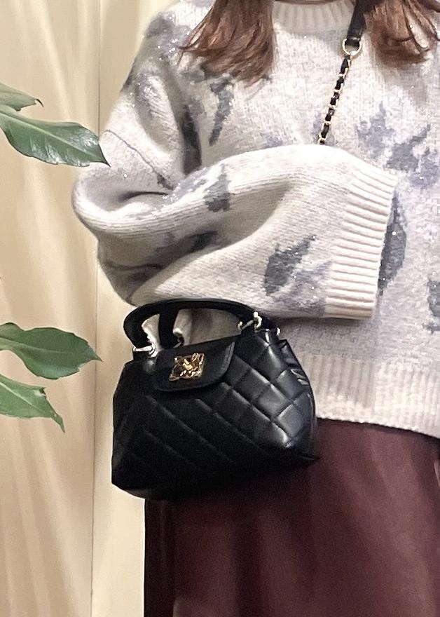 ブラック系のブーツ、グレー系のニット/セーター、ブラウン系のスカートを着用したレディースの冬コーディネートの7枚目の写真