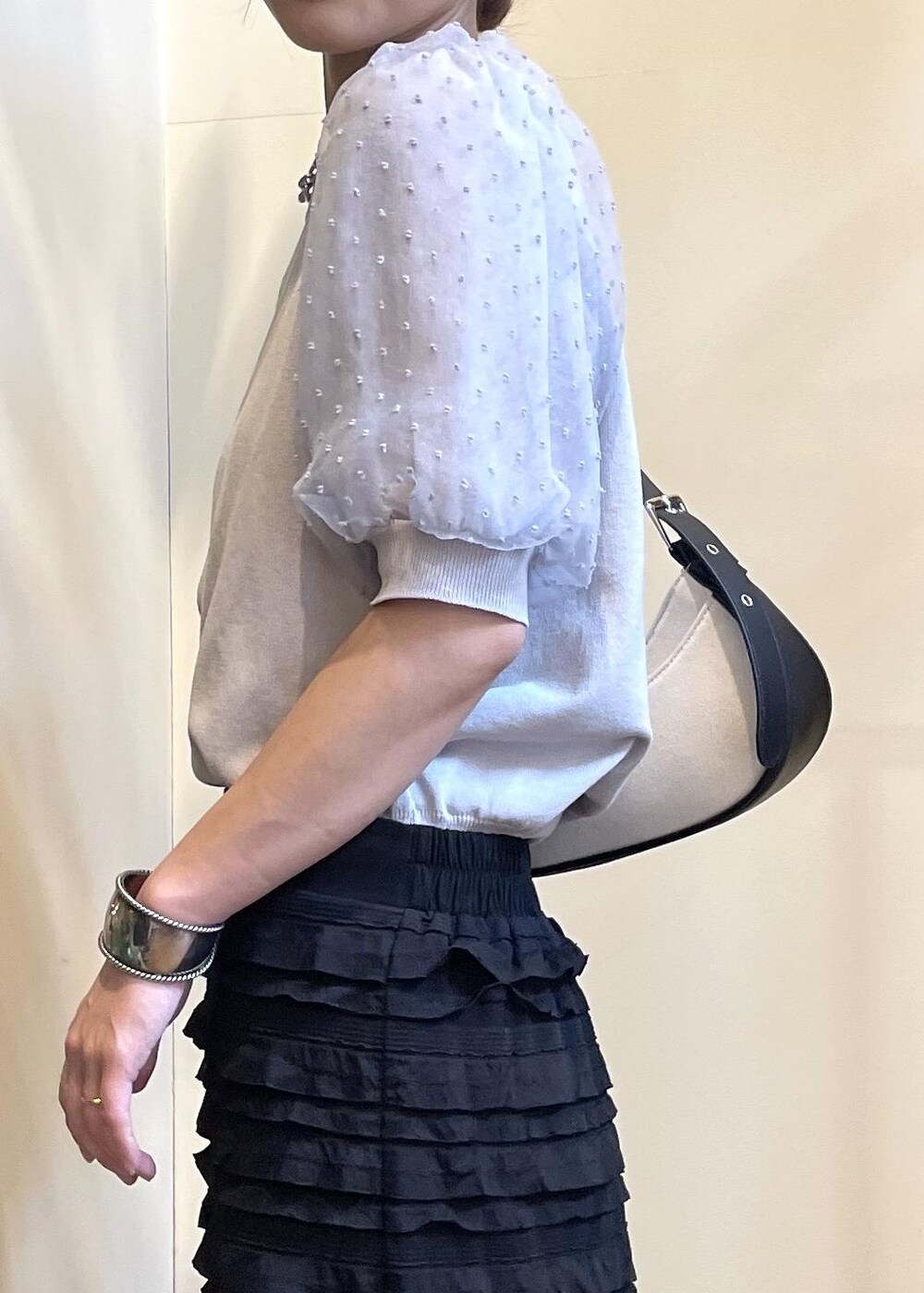 その他のサンダル、グレー系のニット/セーター、ブラック系のショルダーバッグを着用したレディースの夏コーディネートの5枚目の写真