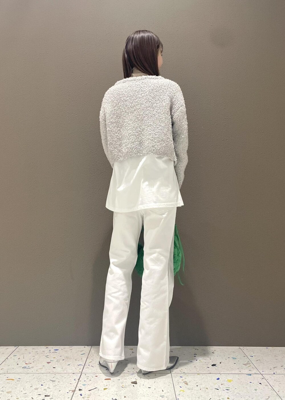 ホワイト系のTシャツ/カットソー、ホワイト系のカーディガン/ボレロ、ホワイト系のデニムパンツを着用したレディースの冬コーディネートの3枚目の写真