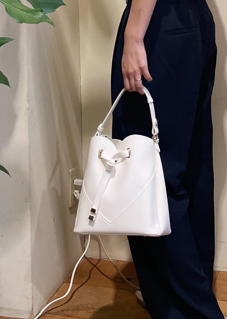 ブルー系のスラックス、グレー系のシャツ/ブラウス、シルバー系のパンプスを着用したレディースの秋コーディネートの7枚目の写真