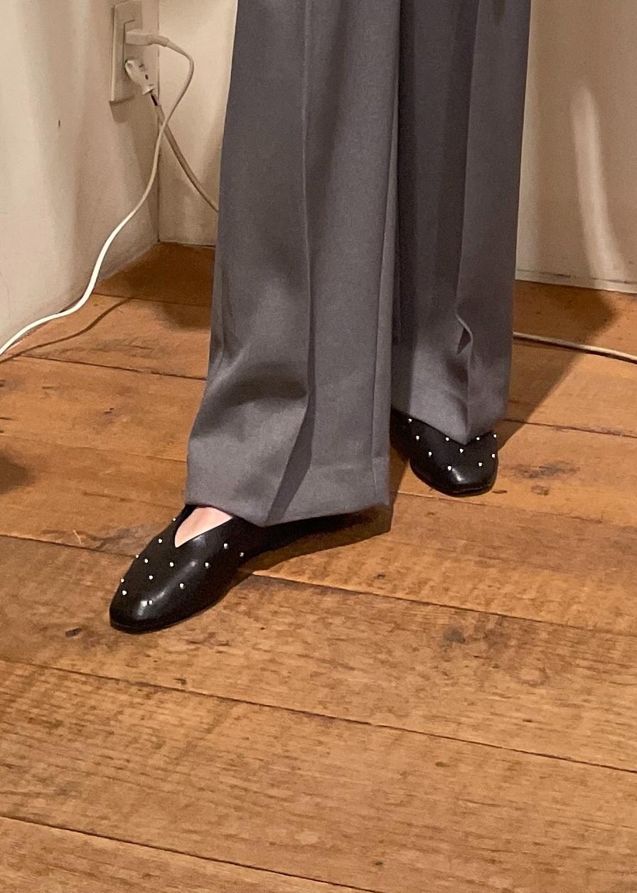 シルバー系のショルダーバッグ、ブラック系のバレエシューズ、グレー系のスラックスを着用したレディースの冬コーディネートの6枚目の写真