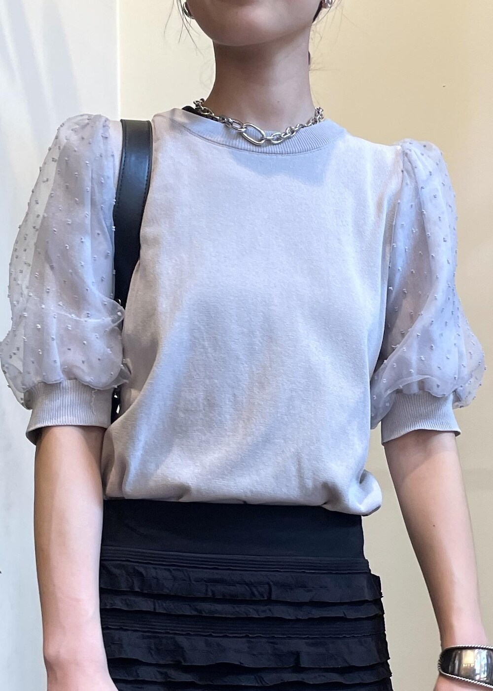 その他のサンダル、グレー系のニット/セーター、ブラック系のショルダーバッグを着用したレディースの夏コーディネートの4枚目の写真