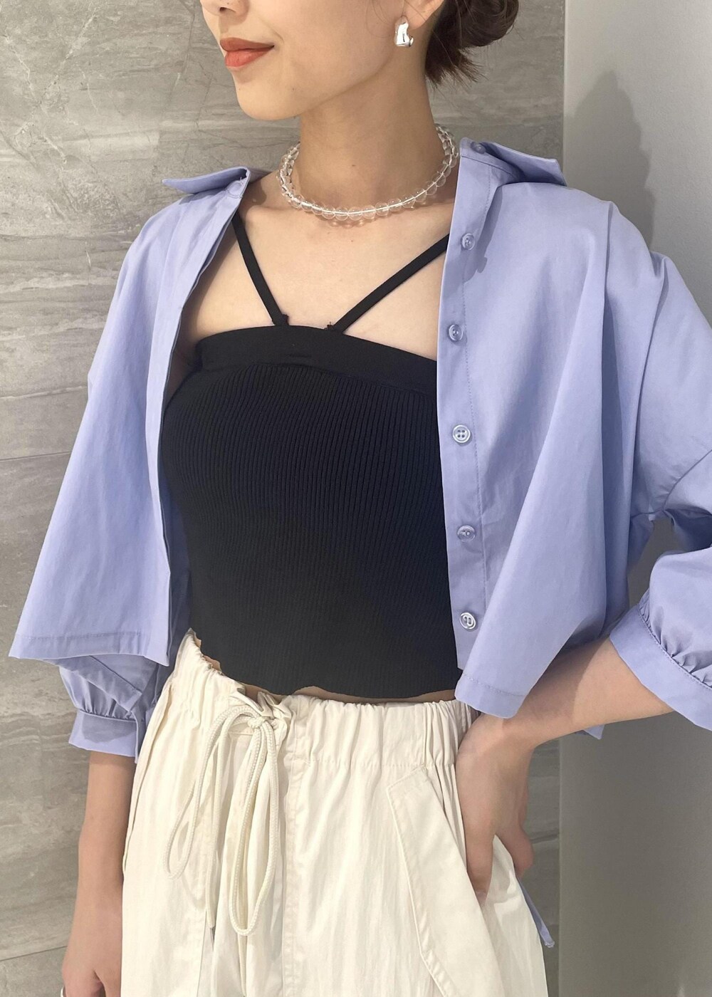 ブラック系のショルダーバッグ、ホワイト系のカーゴパンツ、ブルー系のシャツ/ブラウスを着用したレディースの夏コーディネートの3枚目の写真