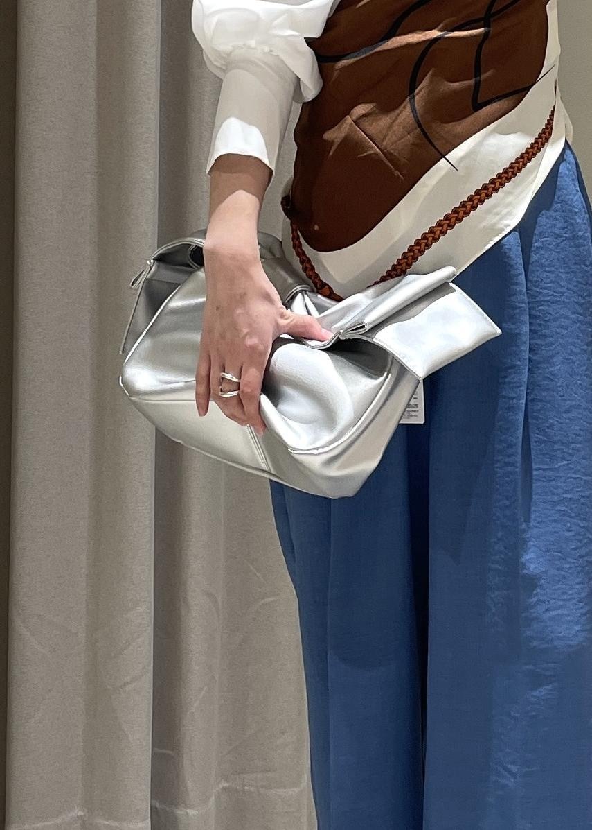 「初春コーデ、春コーデ、初夏コーデ、夏コーデ、デートコーデ、お出かけコーデ、旅行コーデ、女子会コーデ、大人カジュアル、パンツスタイル、カジュアルコーデ、シンプルコーデ、VIS、ウェーブ、イエベ秋」｜「VISの【防シワ/接触冷感/洗える】ボリュームフレアシャツ（シャツ/ブラウス、ホワイト系）」を使った、akariさん（レディース・161cm）の春コーディネートの5枚目の写真