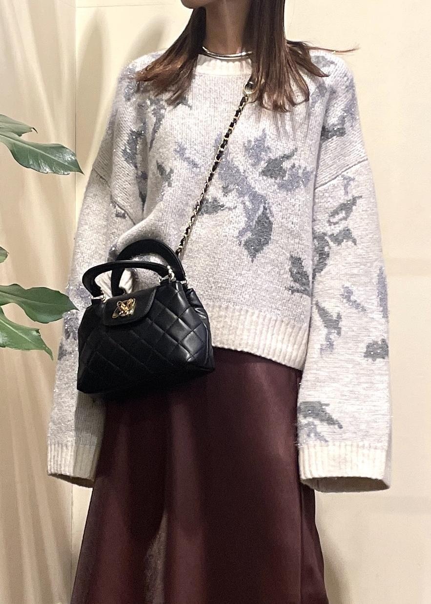 ブラック系のブーツ、グレー系のニット/セーター、ブラウン系のスカートを着用したレディースの冬コーディネートの5枚目の写真