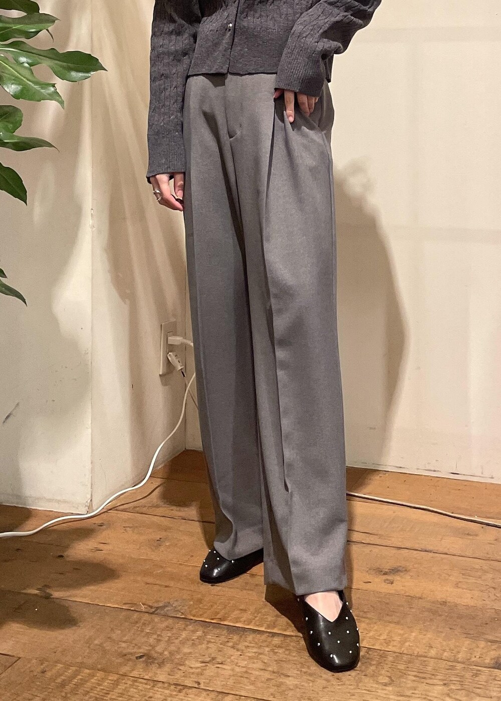 シルバー系のショルダーバッグ、ブラック系のバレエシューズ、グレー系のスラックスを着用したレディースの冬コーディネートの5枚目の写真