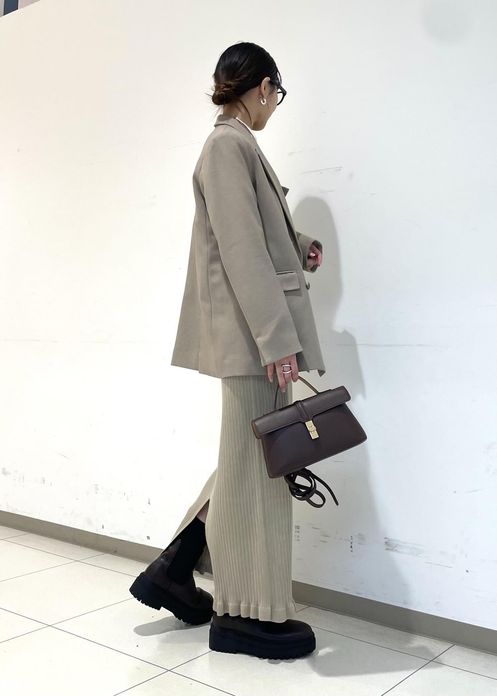 「ワンピ、ビスチェ、ビスチェコーデ、秋服、秋服コーデ、ジャケット、ジャケットコーデ、ジャケットスタイル、厚底、厚底ブーツ、ベージュ、ブラウン、ミニバッグ、初秋コーデ、秋コーデ」｜「VISの【2WAY】ひねり金具ワンハンドルミニショルダーバッグ（ショルダーバッグ、ブラウン系）」を使った、akariさん（レディース・161cm）の秋コーディネートの3枚目の写真