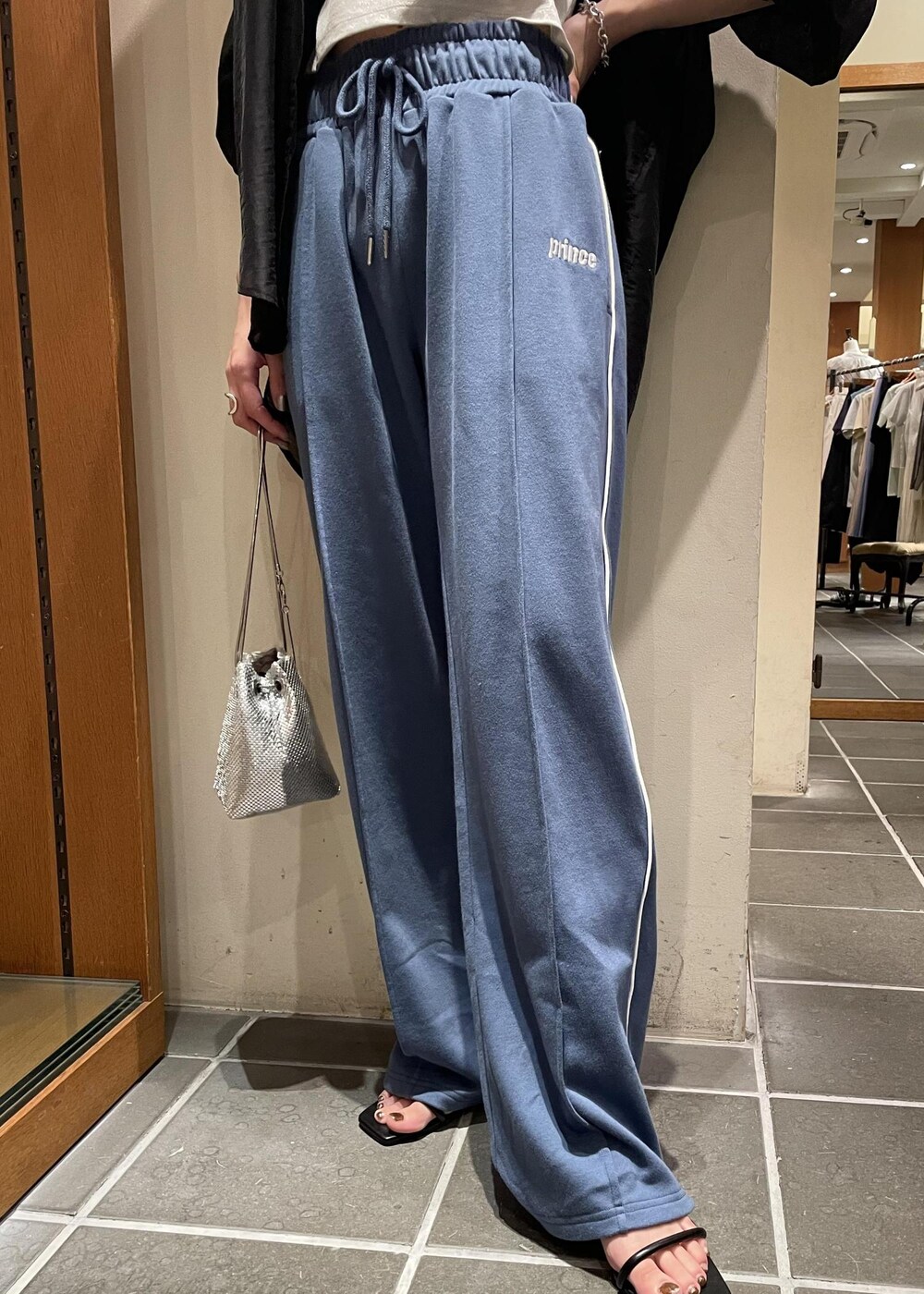 「シルバー、ミニ、巾着、チェーン、ブラック、長袖、シャツ、オーバーサイズ、ブルー、ヒール、ローヒール、初夏コーデ、夏コーデ、お出かけコーデ、スポーツミックス」｜「VISのメタル釦シンプルシアーシャツ（シャツ/ブラウス、ブラック系）」を使った、akariさん（レディース・161cm）の夏コーディネートの6枚目の写真