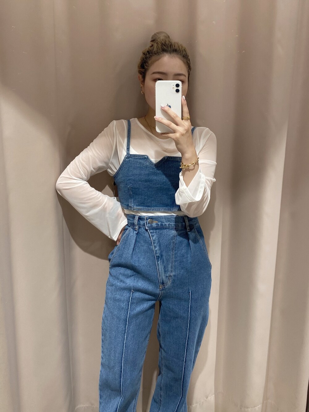 ブルー系のデニムパンツ、ブルー系のその他トップス、ホワイト系のTシャツ/カットソーを着用したレディースの春コーディネートの5枚目の写真