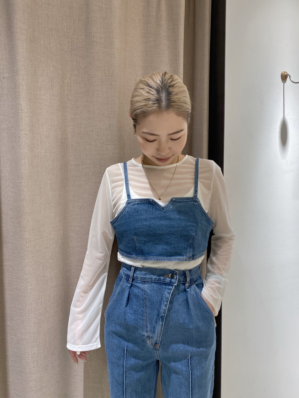 ブルー系のデニムパンツ、ブルー系のその他トップス、ホワイト系のTシャツ/カットソーを着用したレディースの春コーディネートの3枚目の写真