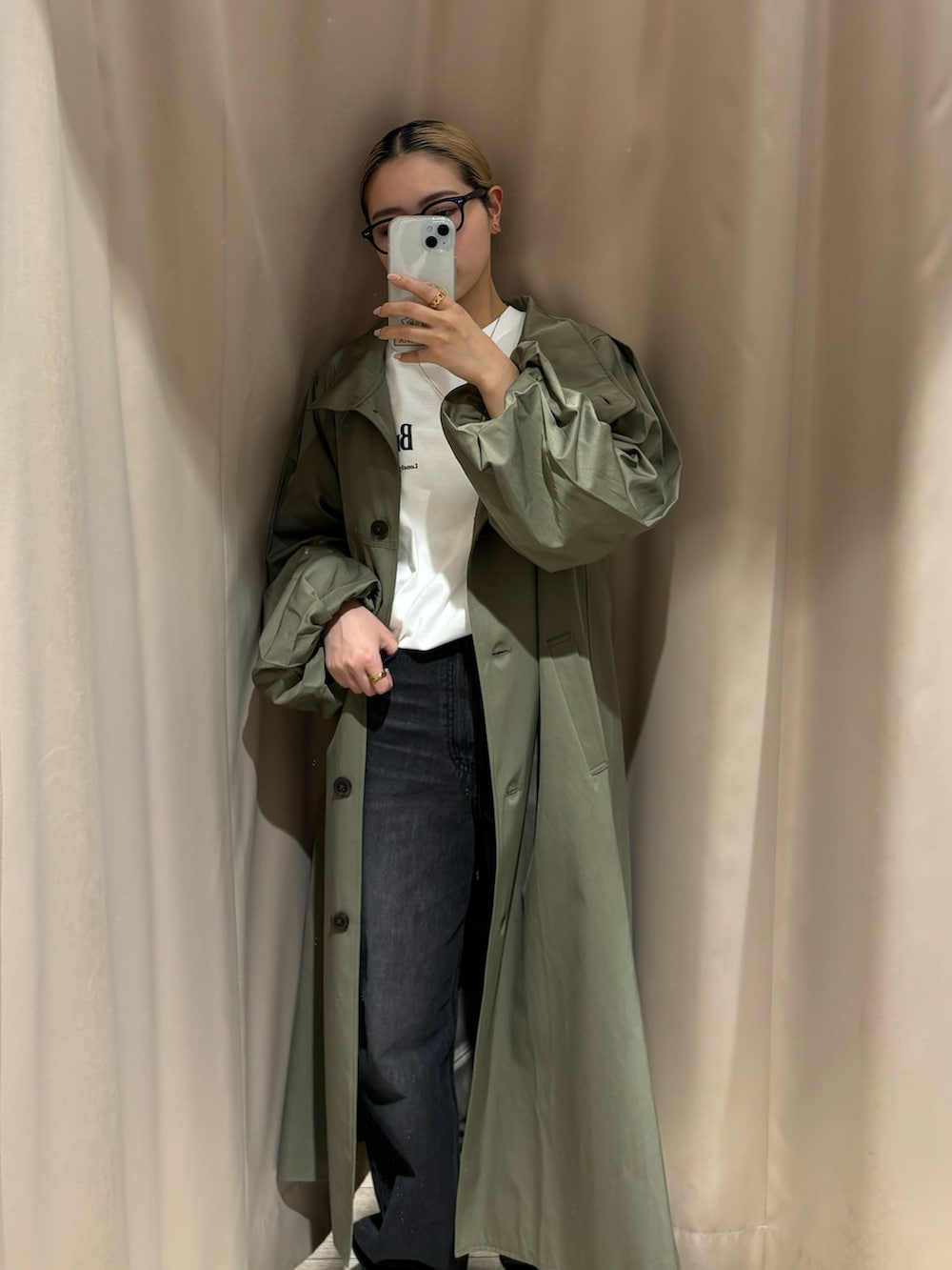 ホワイト系のスニーカー、ブラック系のデニムパンツ、ホワイト系のTシャツ/カットソーを着用したレディースの春コーディネートの5枚目の写真