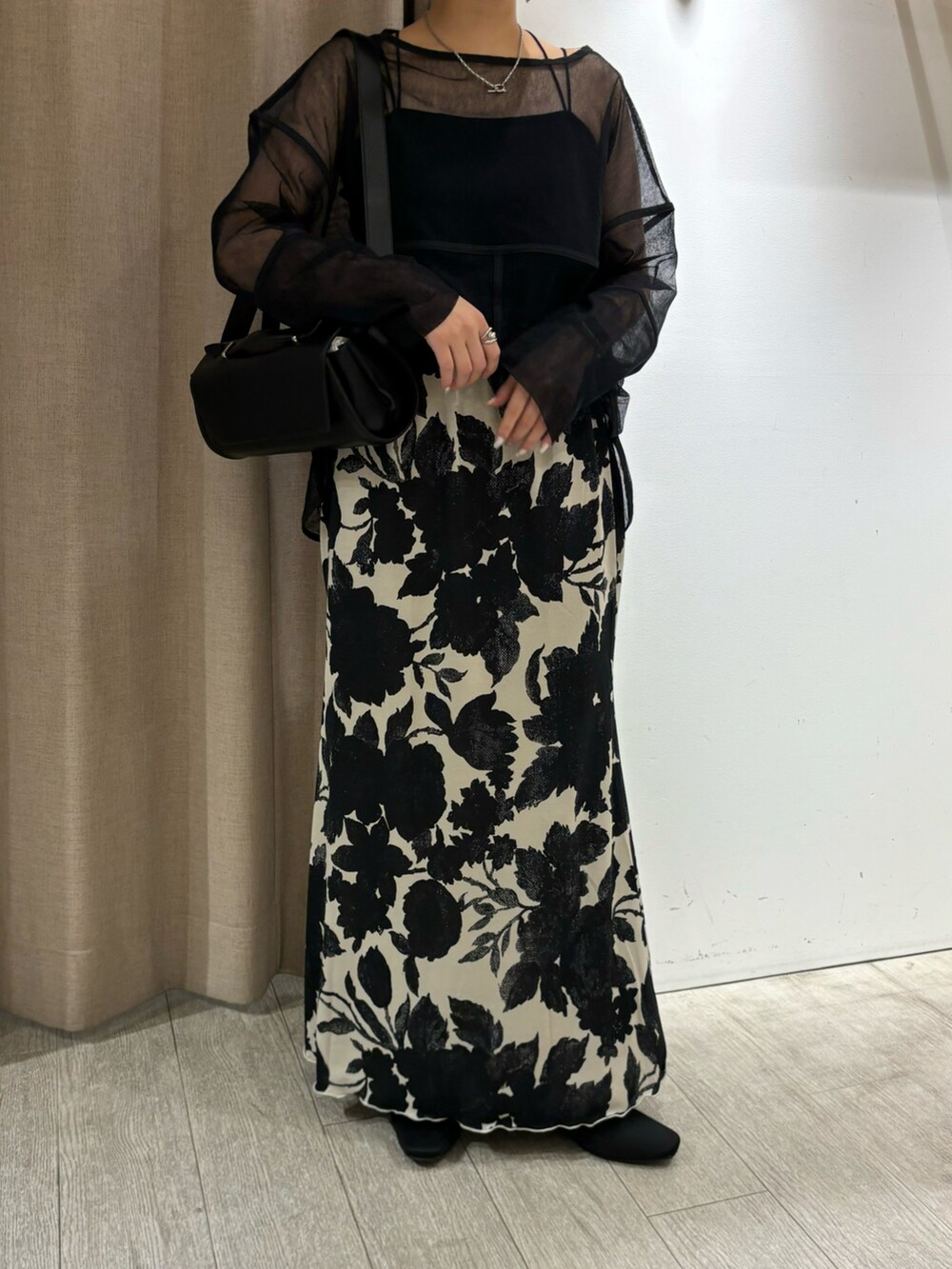 ブラック系のTシャツ/カットソー、ブラック系のスカート、ブラック系のキャミソールを着用したレディースの春コーディネートの4枚目の写真