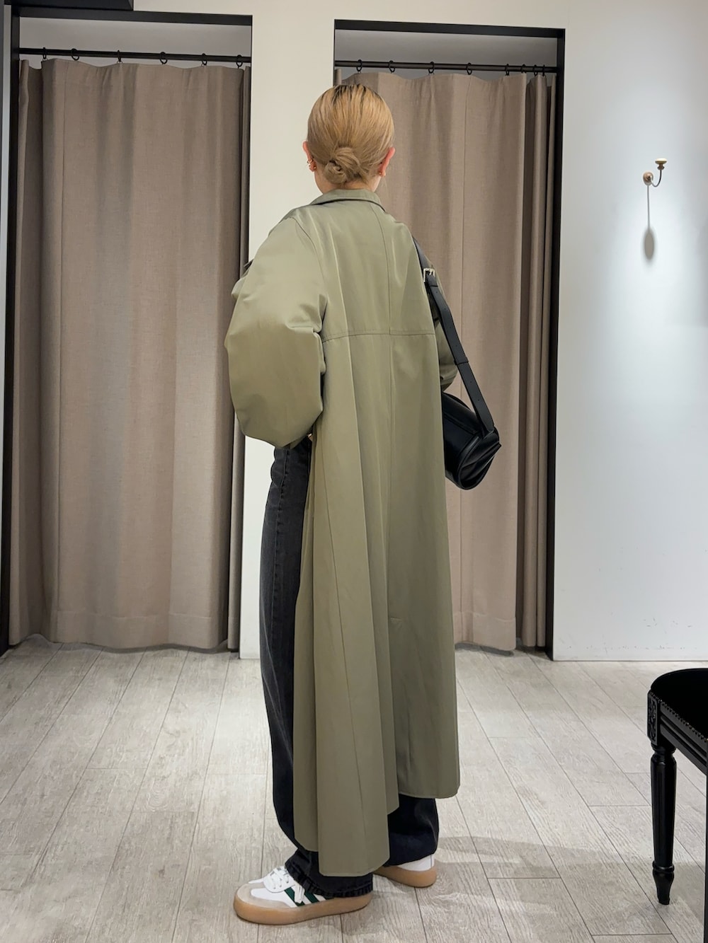 ホワイト系のスニーカー、ブラック系のデニムパンツ、ホワイト系のTシャツ/カットソーを着用したレディースの春コーディネートの2枚目の写真