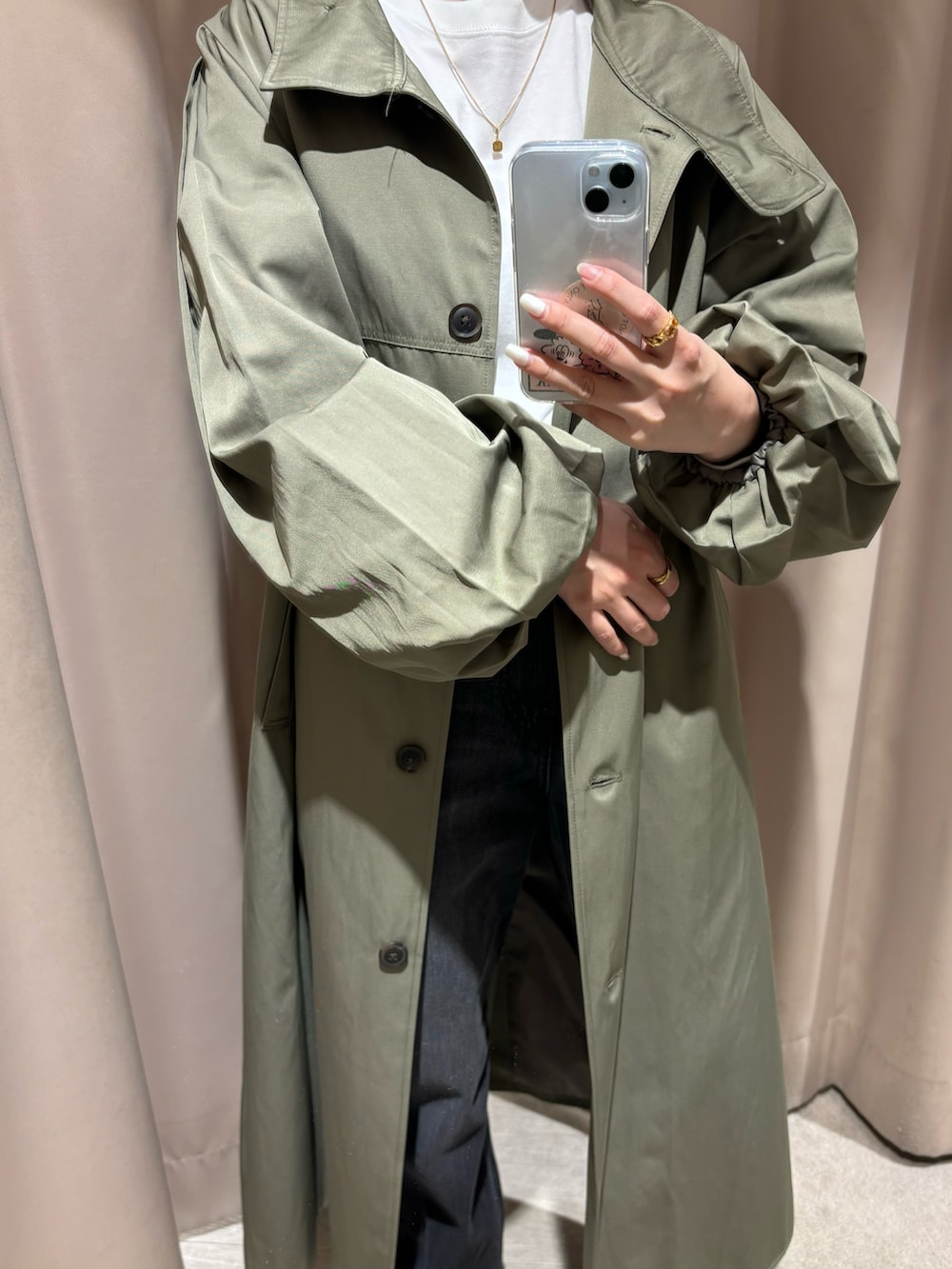 ホワイト系のスニーカー、ブラック系のデニムパンツ、ホワイト系のTシャツ/カットソーを着用したレディースの春コーディネートの3枚目の写真