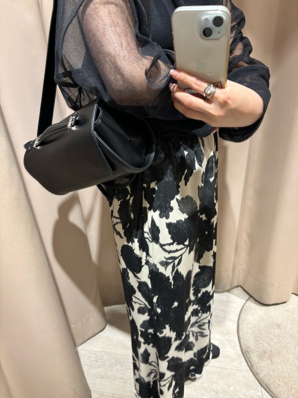 ブラック系のTシャツ/カットソー、ブラック系のスカート、ブラック系のキャミソールを着用したレディースの春コーディネートの5枚目の写真