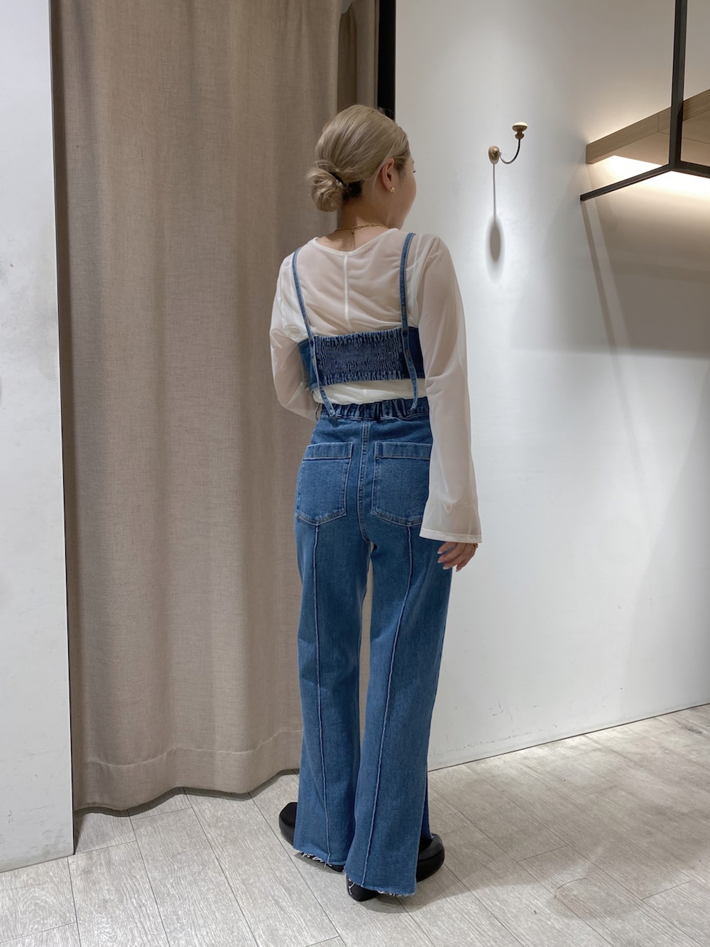ブルー系のデニムパンツ、ブルー系のその他トップス、ホワイト系のTシャツ/カットソーを着用したレディースの春コーディネートの2枚目の写真