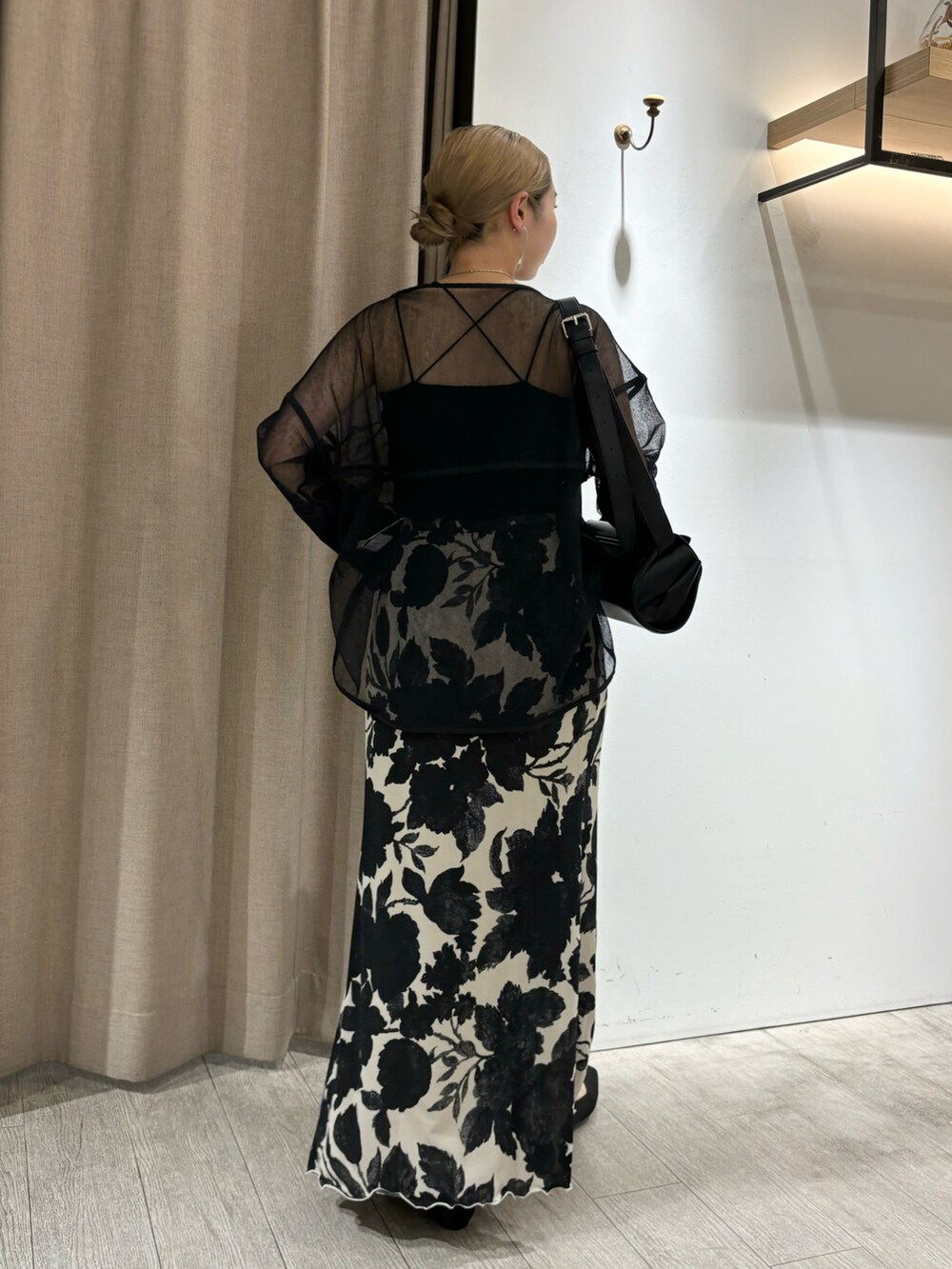 ブラック系のTシャツ/カットソー、ブラック系のスカート、ブラック系のキャミソールを着用したレディースの春コーディネートの2枚目の写真