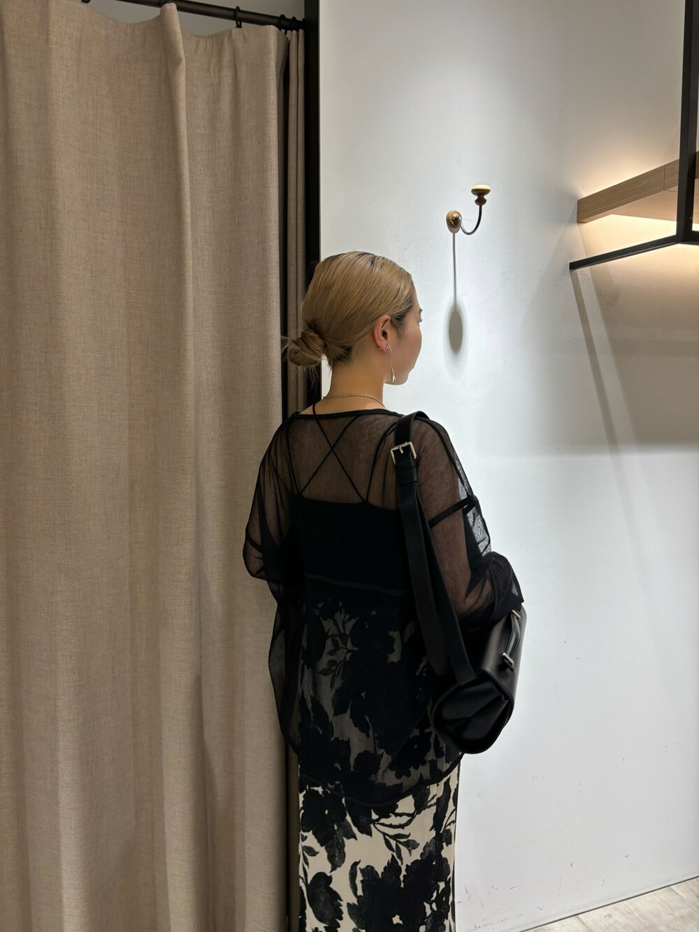 ブラック系のTシャツ/カットソー、ブラック系のスカート、ブラック系のキャミソールを着用したレディースの春コーディネートの3枚目の写真