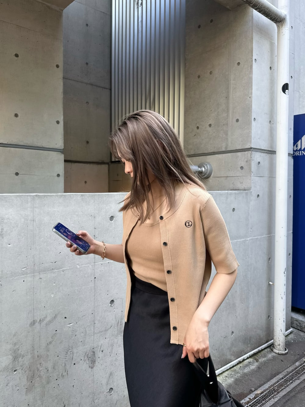 「春ファッション、カーディガン、オトナ女子、大人カジュアル、初夏コーデ、スカート、サテンスカート、サテン、Aラインスカート、低身長コーデ、大人コーデ、キレイめ」|「CAPRICIEUX LE'MAGEの【C.L】2SETハーフスリーブカーディガン(カーディガン/ボレロ、レッド系)」を使った、yamatolemageさん(レディース・155cm)の春コーディネートの3枚目の写真
