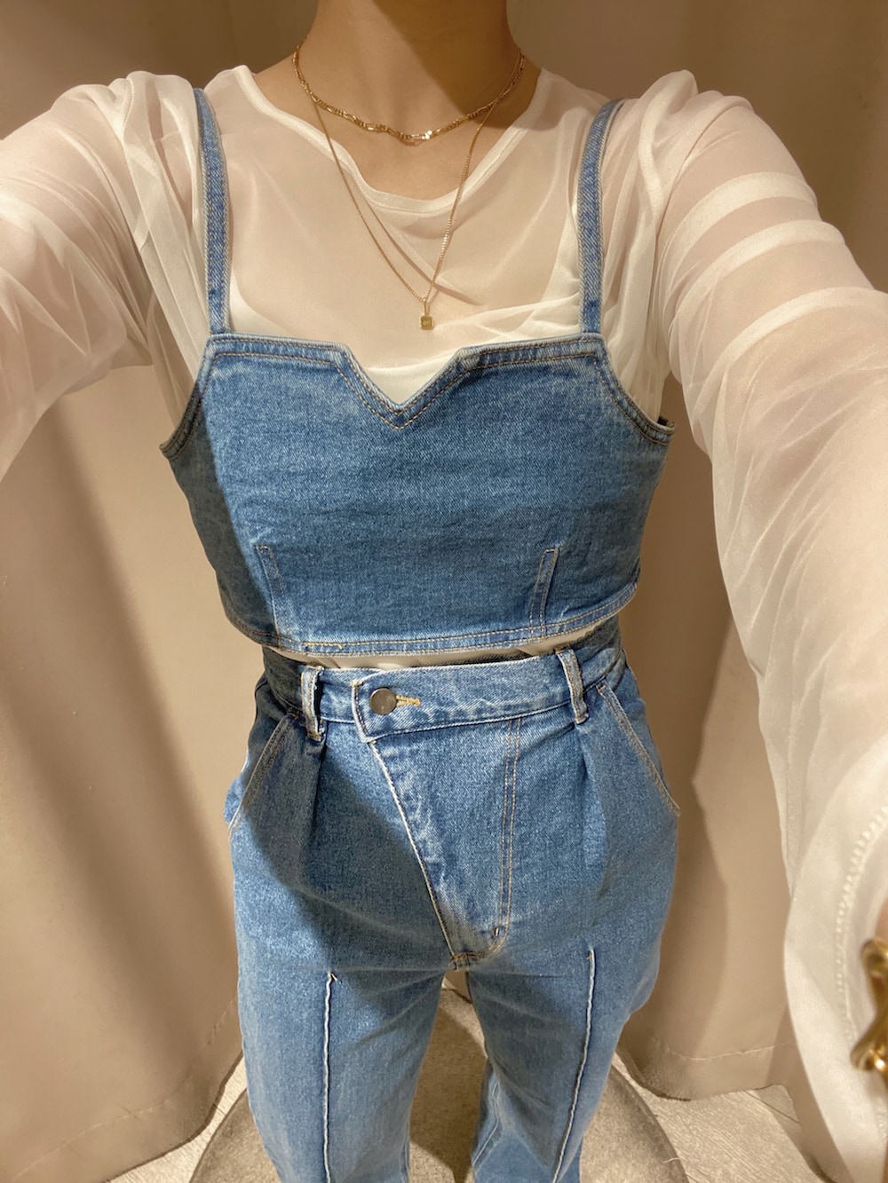 ブルー系のデニムパンツ、ブルー系のその他トップス、ホワイト系のTシャツ/カットソーを着用したレディースの春コーディネートの4枚目の写真