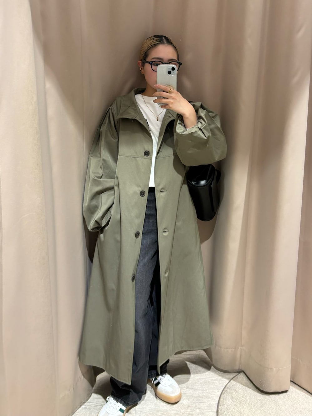 ホワイト系のスニーカー、ブラック系のデニムパンツ、ホワイト系のTシャツ/カットソーを着用したレディースの春コーディネートの4枚目の写真