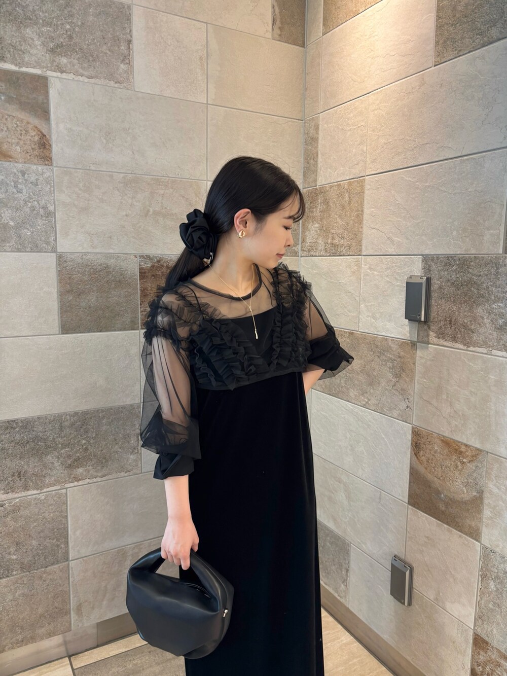 ブラック系のワンピース、ブラック系のパンプス、ブラック系のショルダーバッグを着用したレディースの夏コーディネートの5枚目の写真