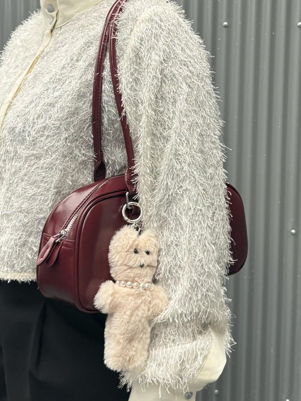 ベージュ系のシューズ、ホワイト系のシャツ/ブラウス、レッド系のショルダーバッグを着用したレディースの秋コーディネートの2枚目の写真