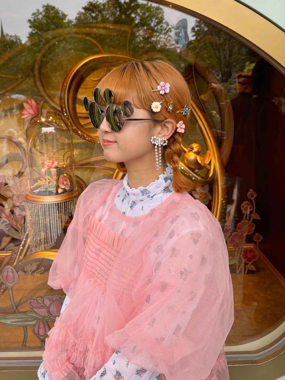 ブルー系のデニムパンツ、ピンク系のシャツ/ブラウス、ホワイト系のトップスを着用したレディースの秋コーディネートの2枚目の写真