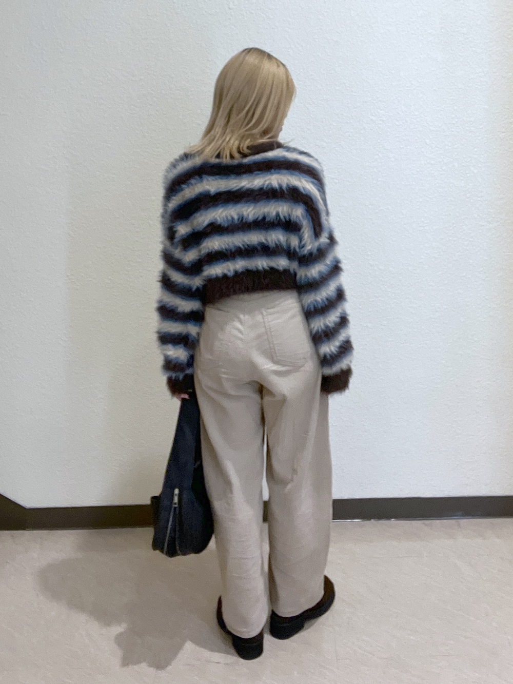 ブラウン系のシューズ、ベージュ系のその他パンツ、ブラック系のハンドバッグを着用したレディースの秋コーディネートの4枚目の写真