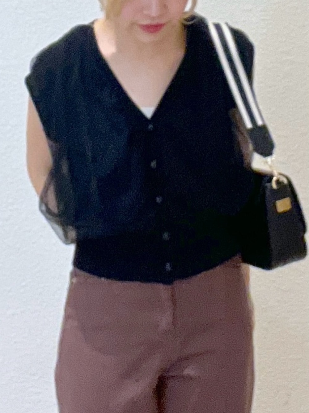 「フリーズマート(FREE'S MART)、低身長女子、骨格ナチュラル、ニットベスト、デニムパンツ、ニット×デニム、前後2way、サンダル、ショルダーバッグ、大人コーデ、夏秋ミックス、休日スタイル、おでかけコーデ、今日のコーデ、シンプルスタイル」｜「FREE'S MARTの◆メタルフラップバッグ（ショルダーバッグ、ブラック系）」を使った、AYANAさん（レディース・155cm）の夏コーディネートの2枚目の写真