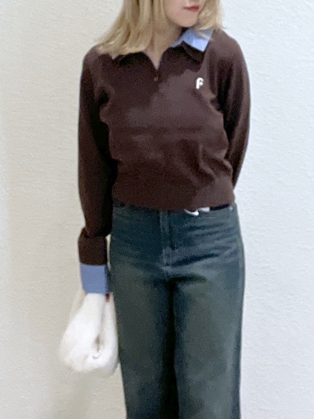 ブラウン系のニット/セーター、ブラック系のブーツ、ブルー系のデニムパンツを着用したレディースの秋コーディネートの6枚目の写真