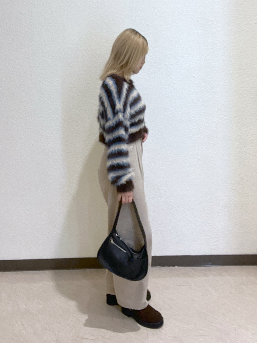 ブラウン系のシューズ、ベージュ系のその他パンツ、ブラック系のハンドバッグを着用したレディースの秋コーディネートの5枚目の写真