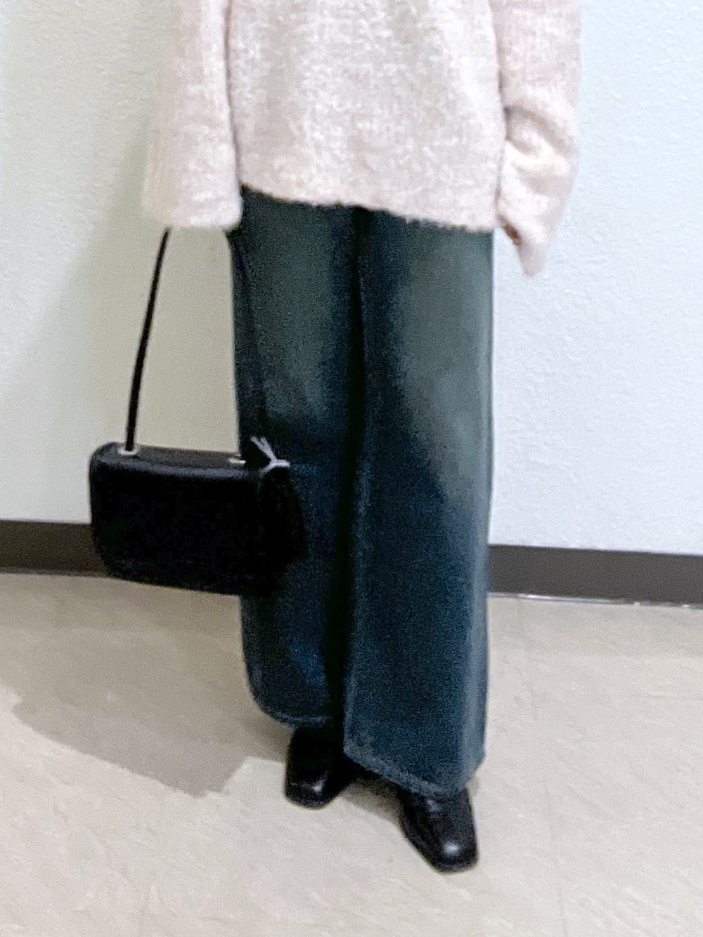 ブルー系のデニムパンツ、ブラック系のショルダーバッグ、ピンク系のニット/セーターを着用したレディースの秋コーディネートの6枚目の写真